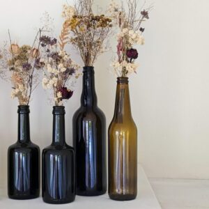 bouteille en verre ambrée avec bouquet de fleurs séchées diverses tailles