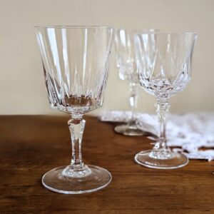 verre à pied vintage ciselé et dépareillé